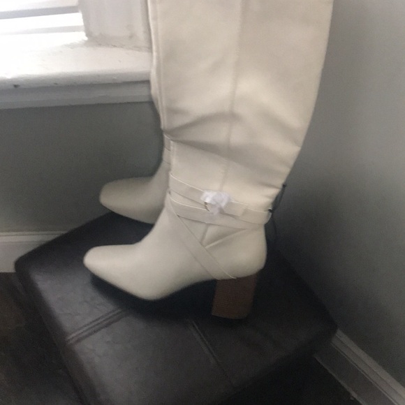 Liz Claiborne off whit high boots the knee gold hardware. NWT size 11M - Picture 5 of 7